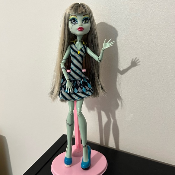 Monster High Doll Frankie Stein Picture Day: Wave 2 - Picture 5 of 7